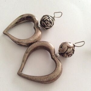 Earrings gold tone heart shaped dangling bjr